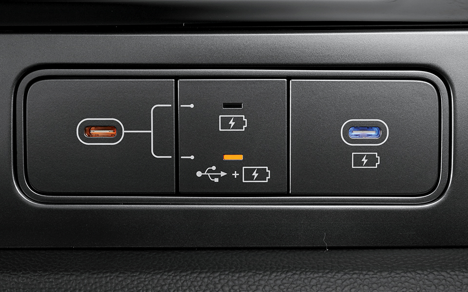 더 뉴 엑시언트 C 타입 USB 단자 및 충전 포트